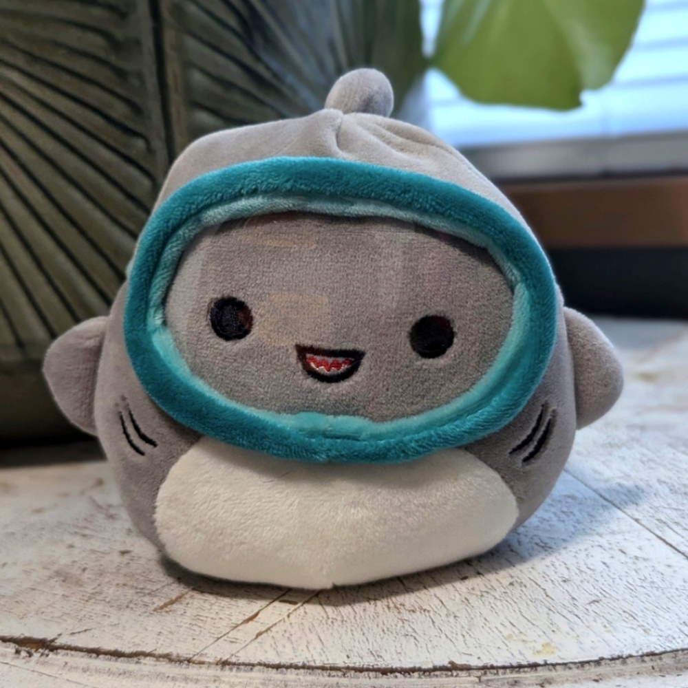 5" Gordon the shark with scuba mask